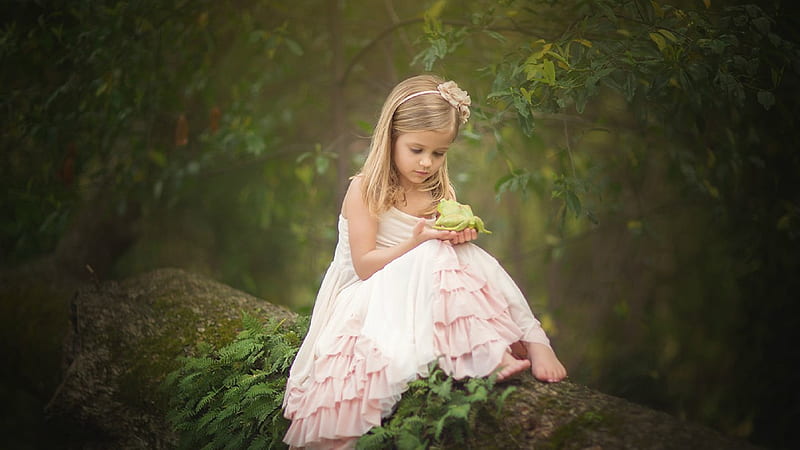 Cute Little Girl Is Sitting On Wood Trunk With Frog Wearing Light Pink Dress In Forest Background Cute, HD wallpaper