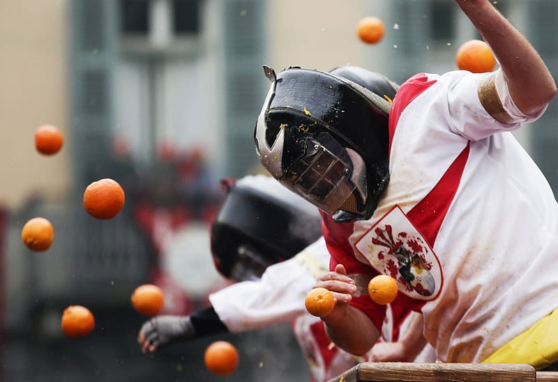 Annual carnival battle with oranges, Ivrea, Italian, Pelted with oranges, Middle Age costumes, HD wallpaper