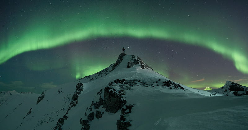 grapher Captures Epic of a Skier Under the Northern Lights. PetaPixel, Green Northern Lights, HD wallpaper
