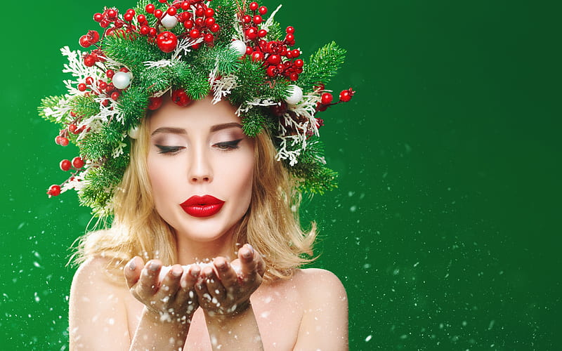 Christmas Beauty, hand, woman, wreath, red, model, christmas, craciun, mistletoe, girl, green, berry, HD wallpaper