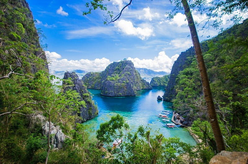 Kayangan Lake, Coron Island, rocks, cove, Philippines, bonito, trees, clouds, lake, beach, boats, paradise, island, tropical, HD wallpaper