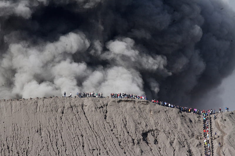 Mount Bromo eruption watched by spectators on the edge of the crater, Eruption, Craters edge, Indonesia, Watchers, Mount Bromo, HD wallpaper