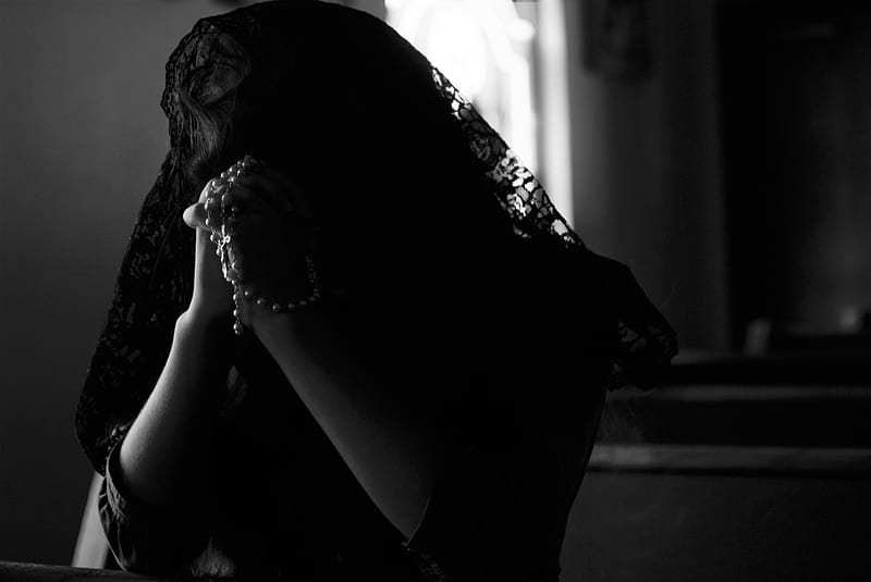 grayscale graphy of woman praying while holding prayer beads, HD wallpaper