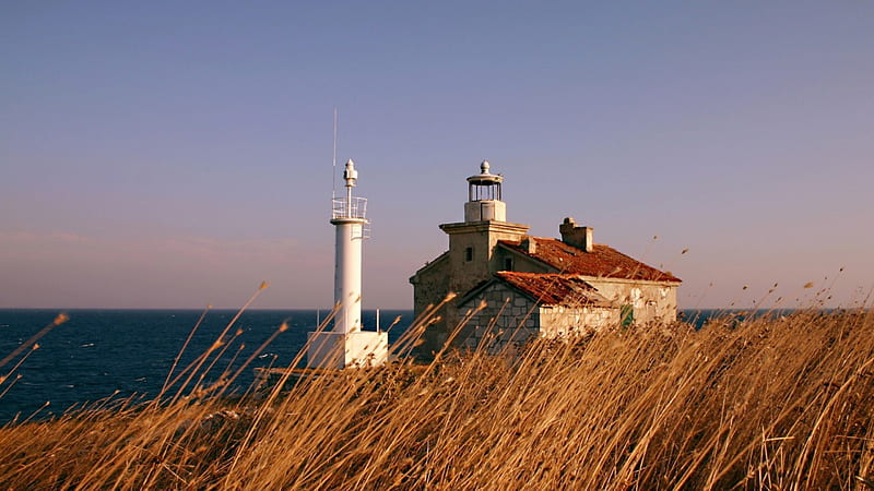 old lighthouse on a windswept grassy coast, grass, sea, coast, lighthouse, HD wallpaper