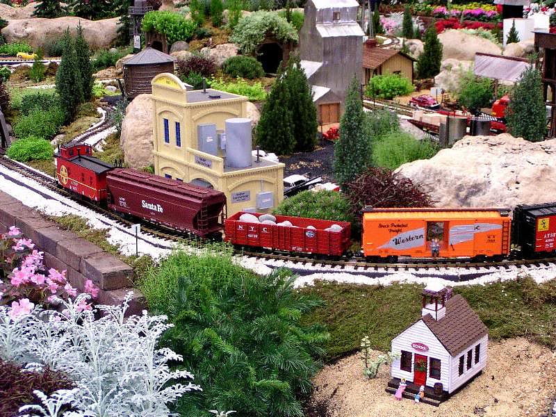There's The End of the Line the Caboose, toy, train, tracks, houses, HD wallpaper
