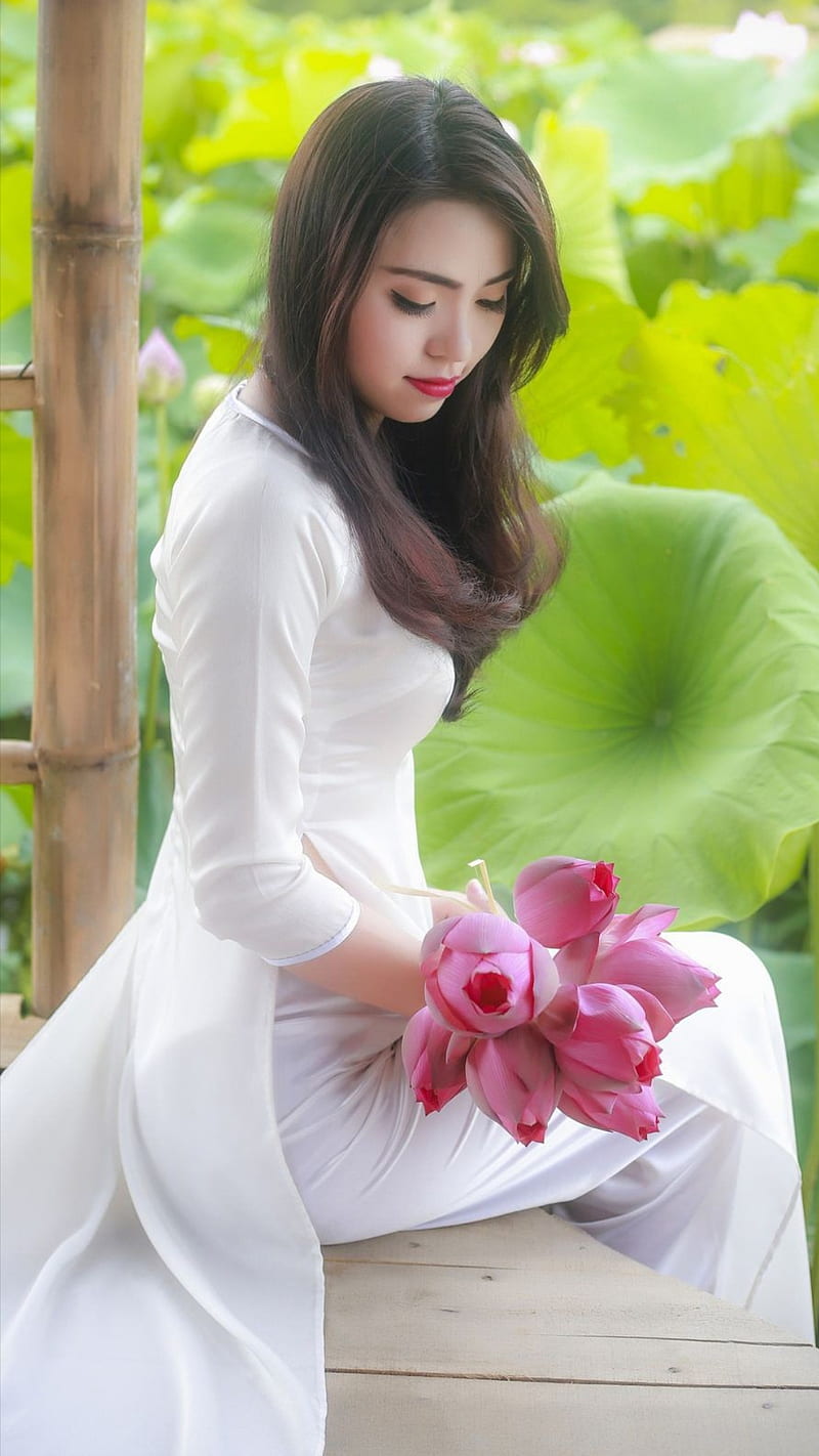 Pretty Asian, asian fashion, bonito, beauty, bokeh, bouquet, flowers, pink tulips, sad, white dress, HD phone wallpaper