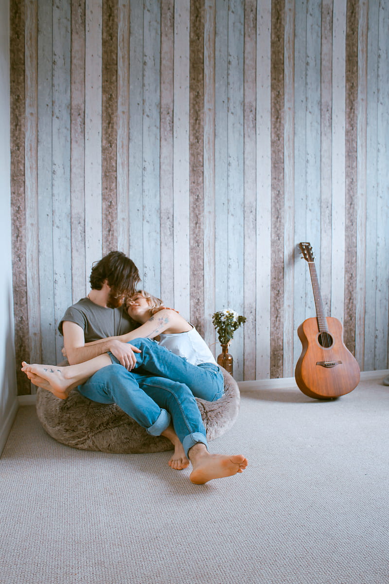 man and woman sitting on gray beanbag, HD phone wallpaper