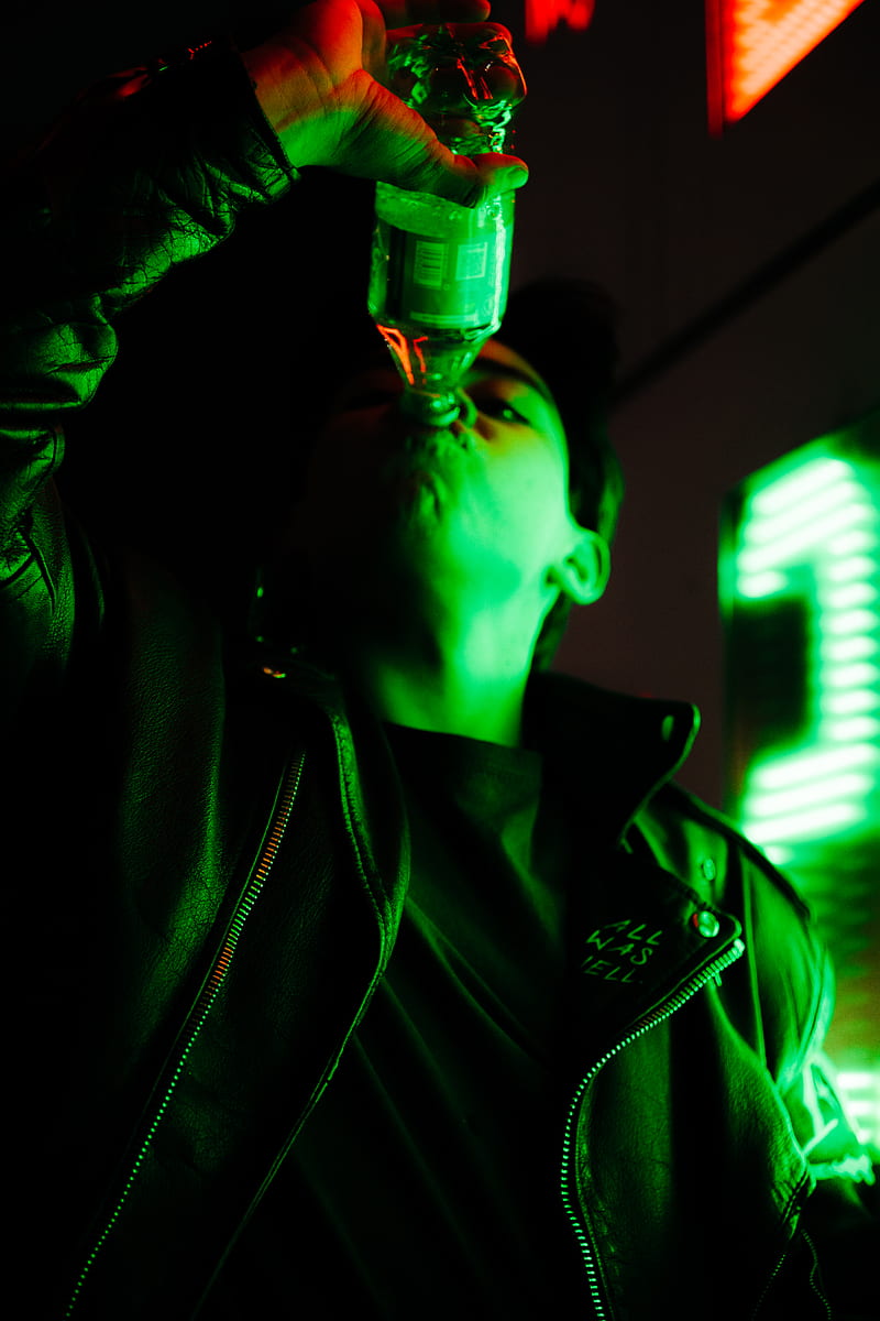 man in black leather jacket holding green bottle, HD phone wallpaper