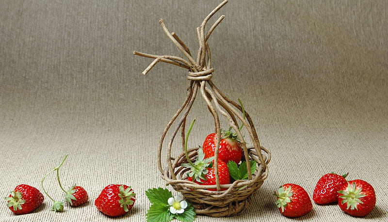 Reed Basket with Strawberries, fruit, red, berry, strawberry, weave, wood, HD wallpaper