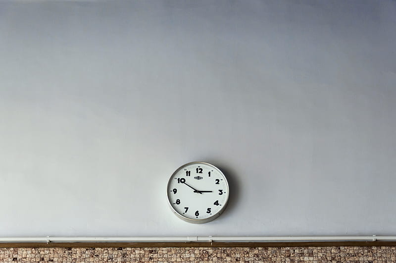 round white wall clock reading at 2:50, HD wallpaper