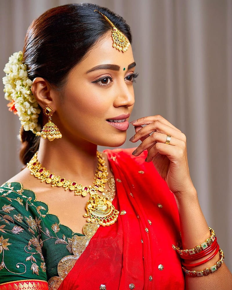 Nivetha Pethuraj, sari, chin, Actress, HD phone wallpaper