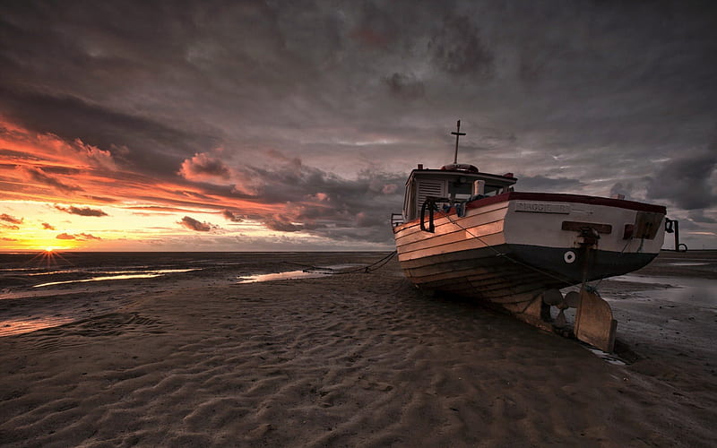 boat beached at low tide under sunset, beach, sunset, boat, clouds, HD wallpaper