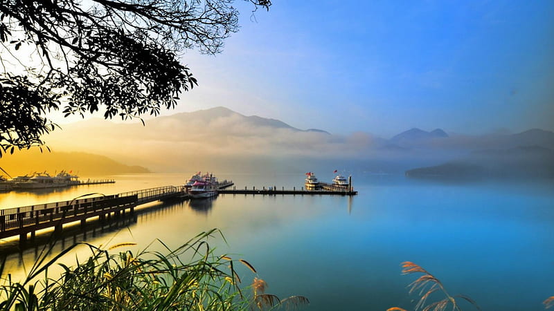 amazing lakescape, boats, trees, lake, docks, fog, HD wallpaper