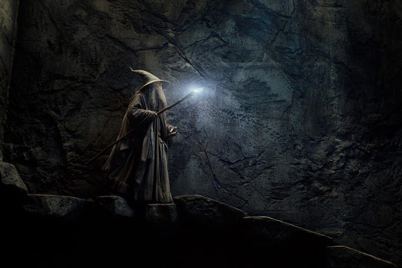 Ian McKellen as Gandalf, the hobbit, movie, the desolation of smaug, Ian McKellen, man, wizard, hat, fantasy, dark, actor, light, HD wallpaper