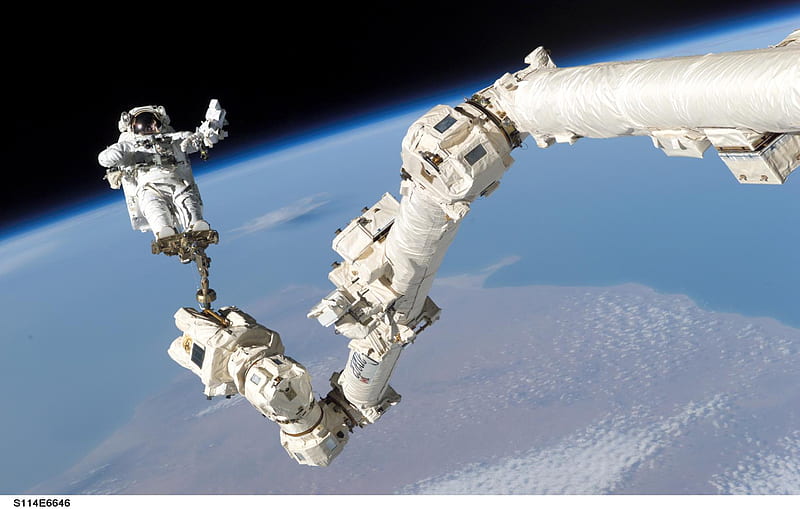 COSMONAUT IN SPACE, spacecraft, cosmonaut, space shuttle arm, space, HD wallpaper
