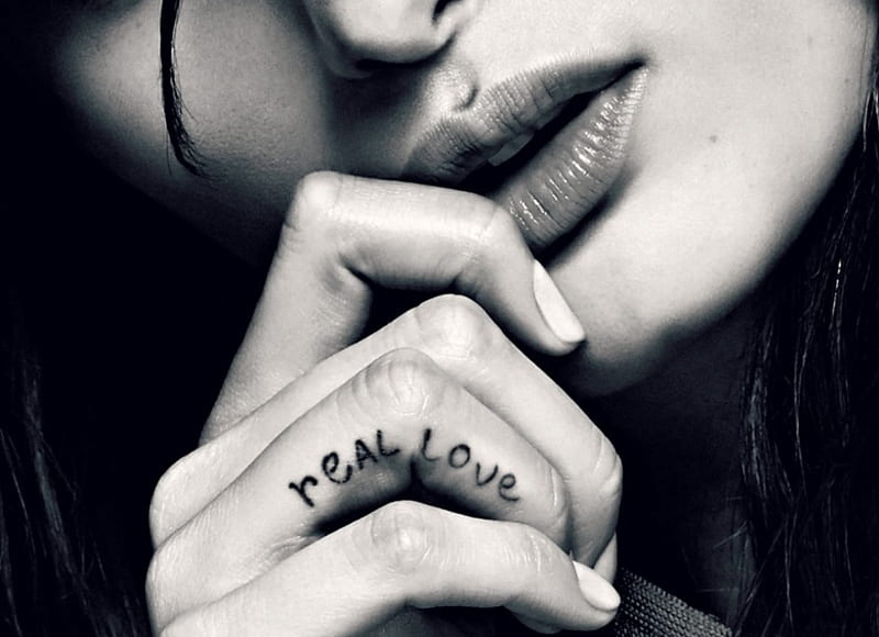 Real love, bw, isabeli fontana, tattoo, love, black, hand, white, lips, HD wallpaper