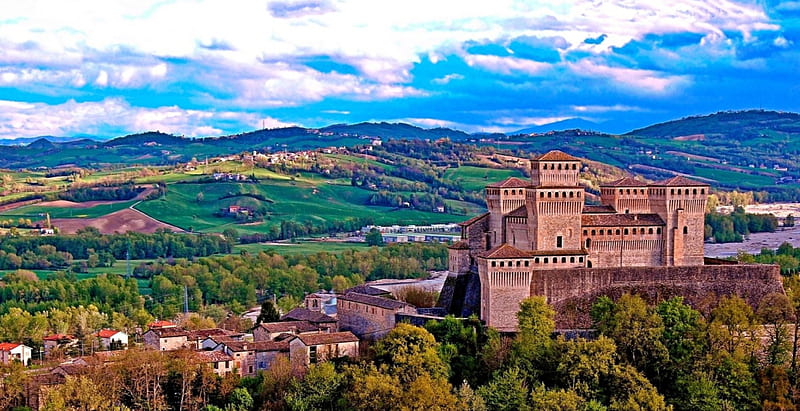 Torrechiara Castle_Italy, architecture, hills, Italia, ancient, view, Italy, town, trees, sky, clouds, panorama, medieval, landscapes, village, river, castle, HD wallpaper
