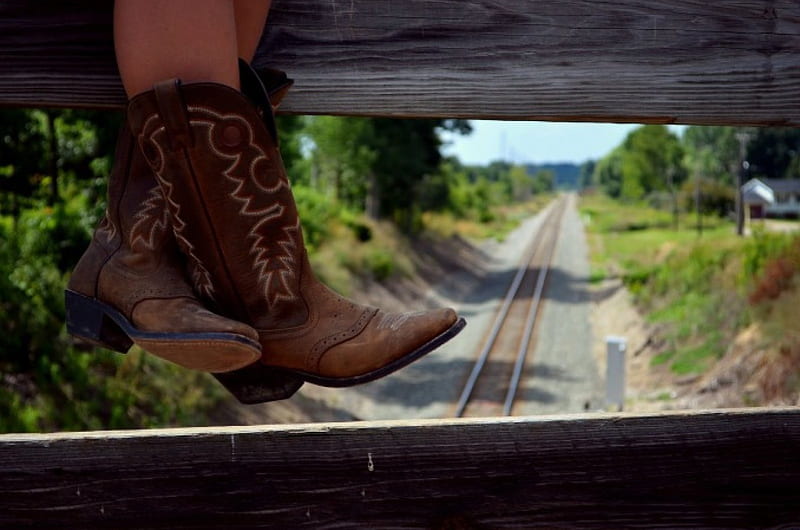 Su vista del paso elevado, hembra, modelos, botas, puentes, vías del tren,  diversión, Fondo de pantalla HD | Peakpx