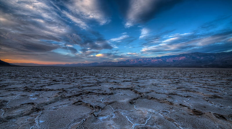 hauntingly beautiful death valley california r, desert, dry, mountains, lake bed, r, clouds, HD wallpaper