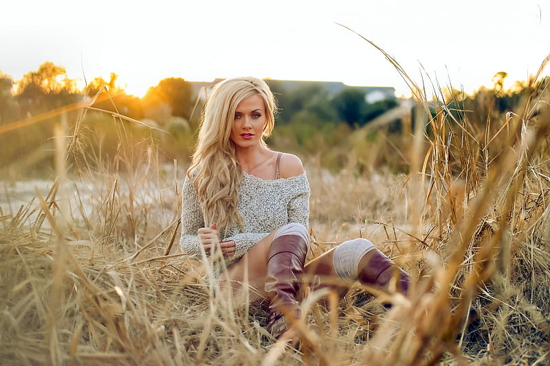 Sitting In The Hay. ., female, models, cowgirl, boots, ranch, fun, hay, outdoors, women, Aida Ridic, girls, fashion, blondes, western, style, HD wallpaper