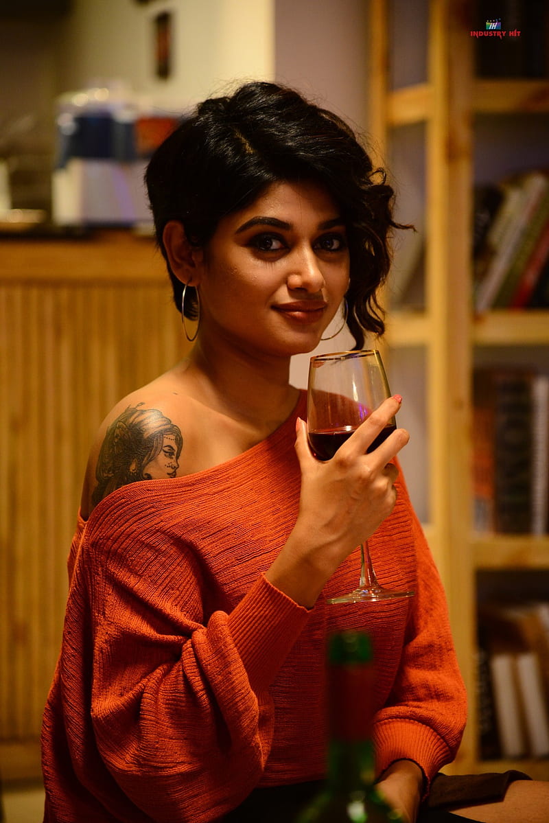 CAP: Oviya Helen Hot HD Photo Gallery