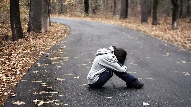 Sad Looking Girl Is Sitting In The Middle Of Road Depression, HD wallpaper