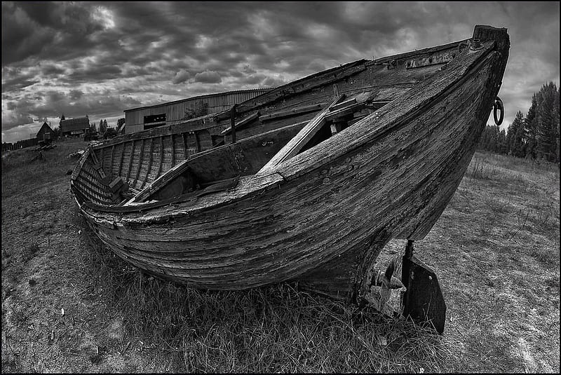 OLD BOAT, frayed, graphy, boat, bw, old, stranded, HD wallpaper