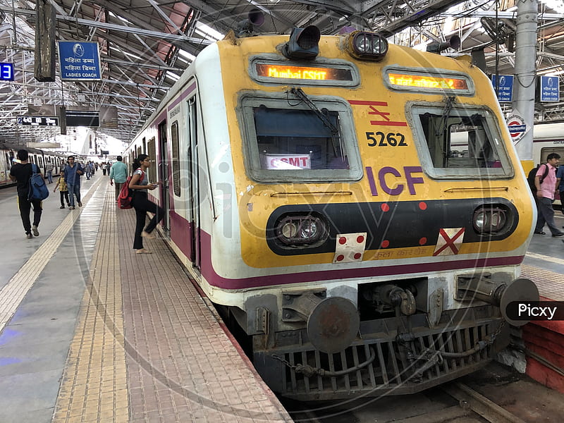 Of Mumbai Suburban Train Or Local Train At A Platform In Mumbai Central Station KH810714 Picxy, HD wallpaper