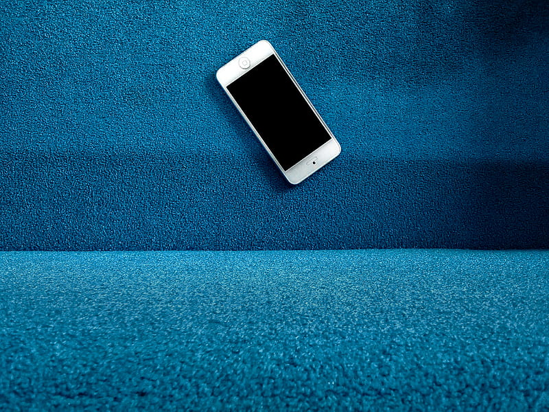 blue iPod touch on blue pavement, HD wallpaper