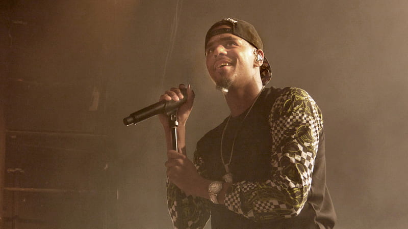 Smiley J Cole Is Holding Mike In Hand Wearing Black T-shirt And Cap In Black Background Music, HD wallpaper