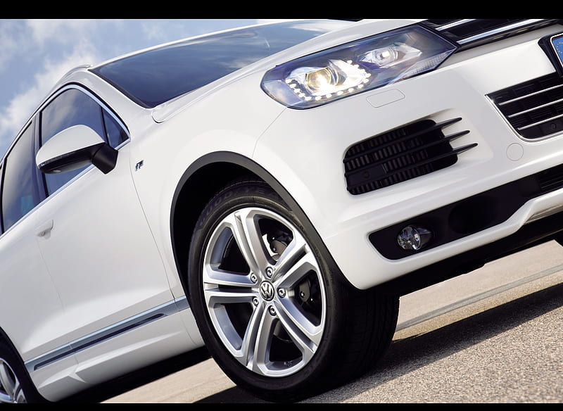 Volkswagen Touareg R-Line (2011) - Close-up, car, HD wallpaper