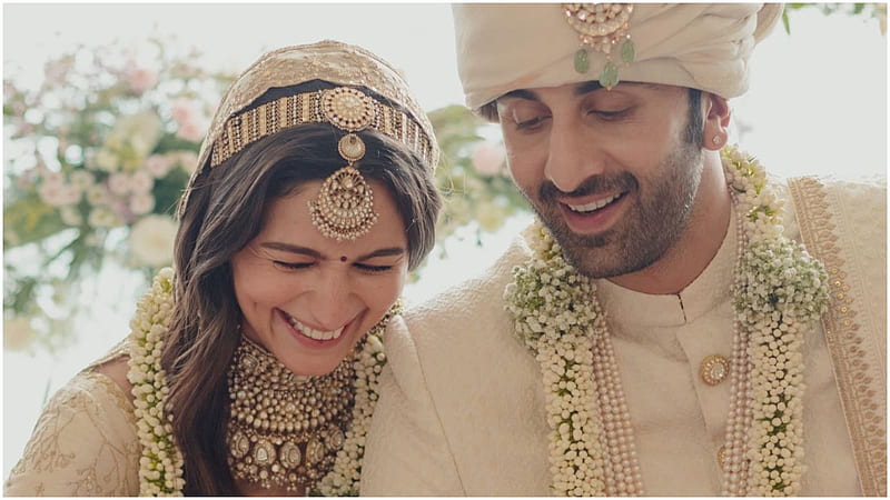 Alia Bhatt and Ranbir Kapoor - just married. See first pics of newlyweds, HD wallpaper