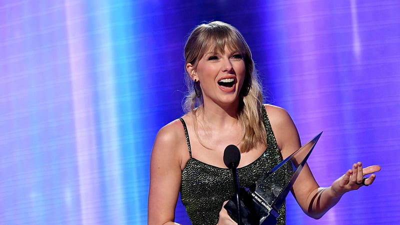 Taylor Swift Is Laughing And Holding Award On Hand Taylor Swift, HD wallpaper