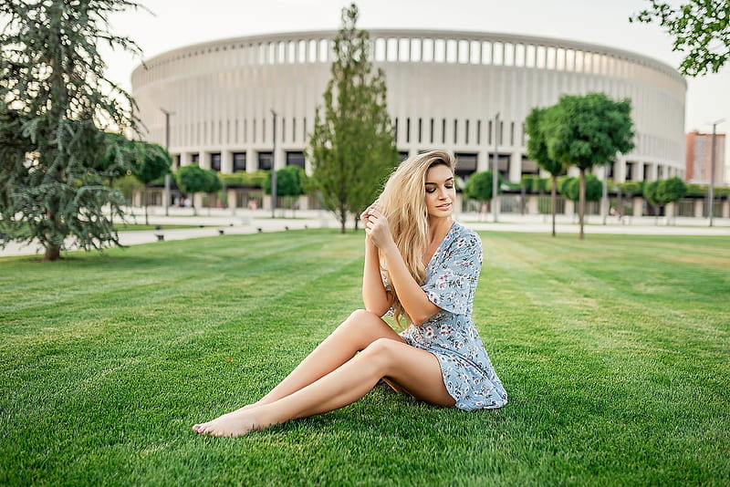 Blonde Girl Sitting In Park, blonde, girls, model, HD wallpaper