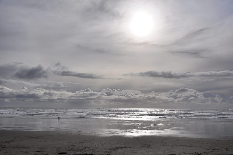 Big Beach vs. small humans, beach, sun breaks through, sky, wanderer, HD wallpaper