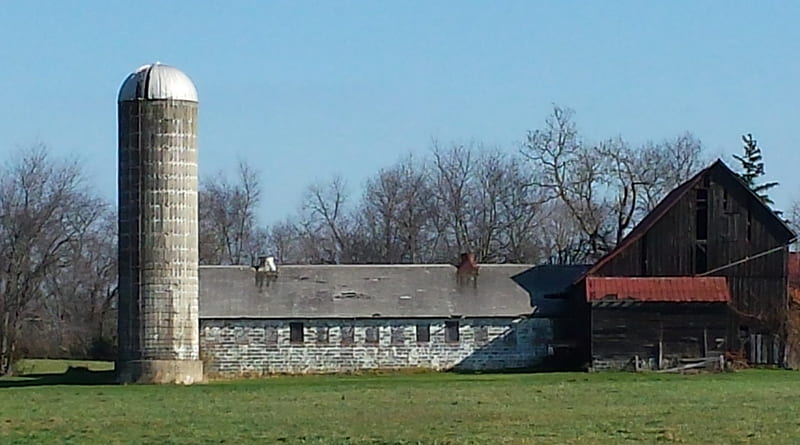 barn and silo, old silo and barn, weathered barn and silo, old farmhouse and silo, old barn and silo, HD wallpaper
