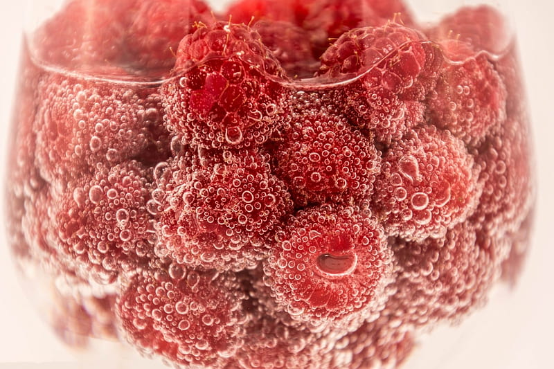 Bubbles of Air, glass, raspberries, water, food, HD wallpaper