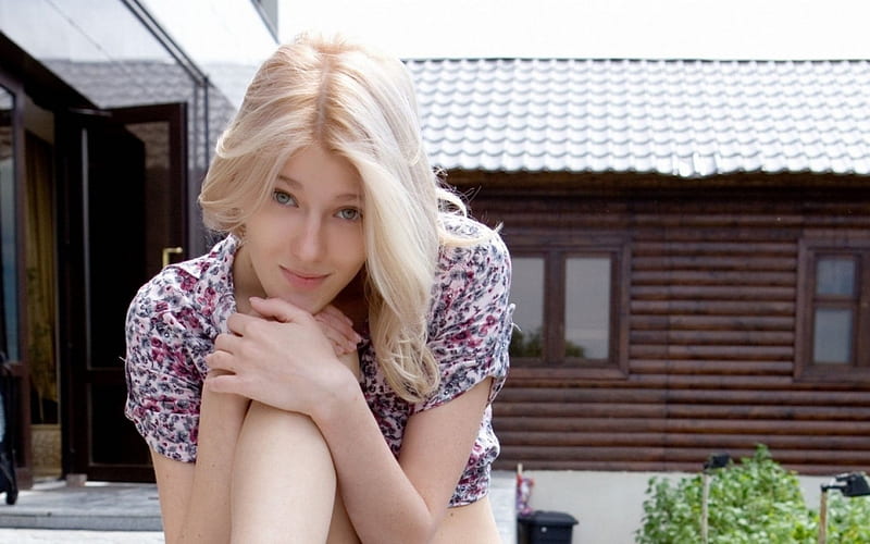 blonde yard girl, out door, house, roof, girl, hrdave, smile, HD wallpaper