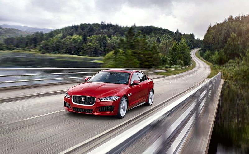 Jaguar xe красный