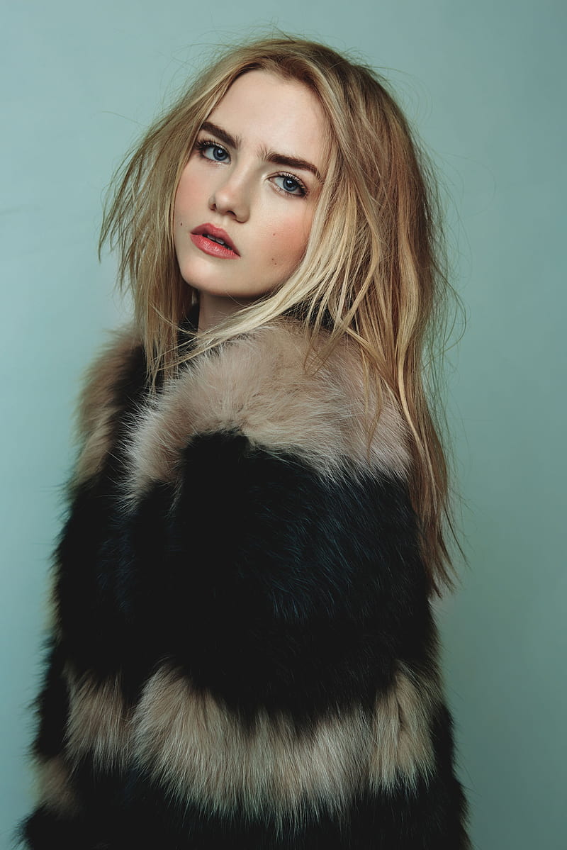 actress, women, blue eyes, simple background, fur coats, gradient, fur, Maddie Hasson, HD phone wallpaper