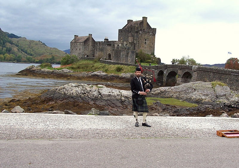 A Piper's welcome to Eilean Donan Castle, bagpiper, scotland, castle, HD wallpaper