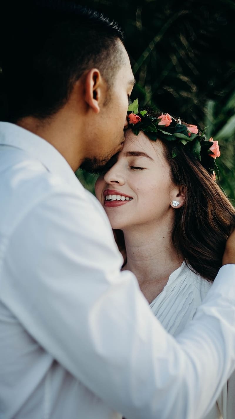 Best 50 Romantic Wedding Couple Poses To Bookmark