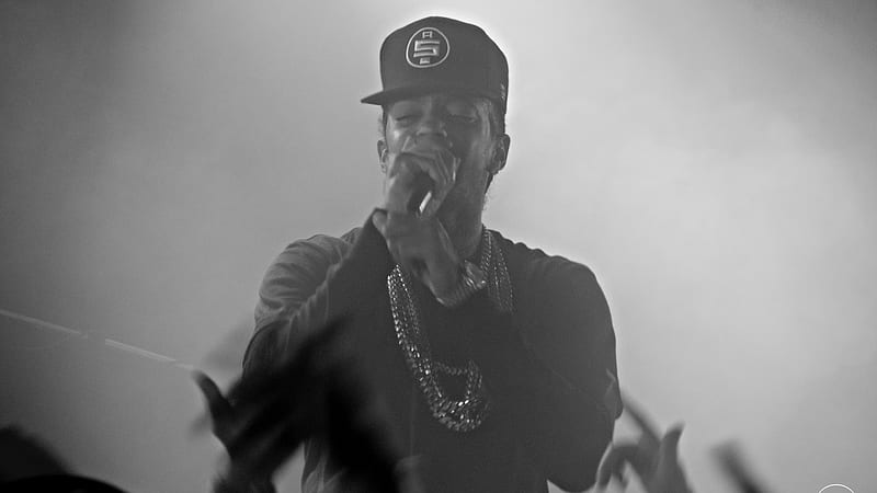 Nipsey Hussle Is Singing In Front Of Fans Wearing Black Tshirt And Cap Music, HD wallpaper