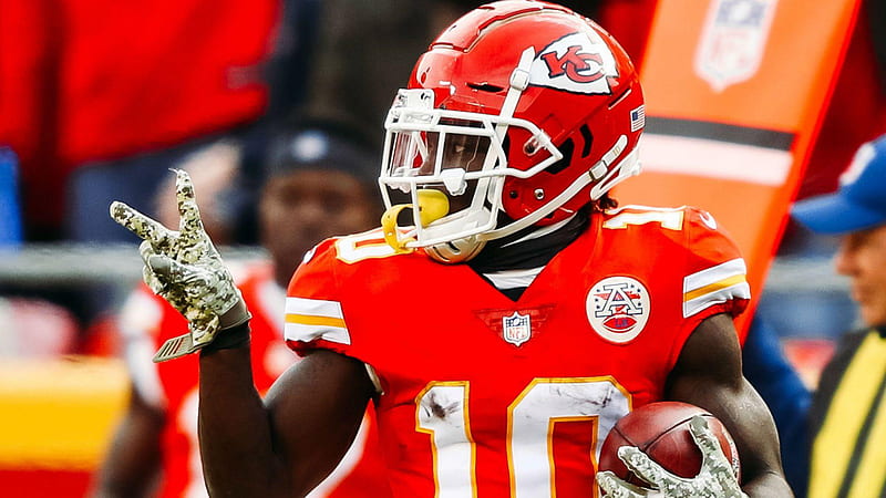 Tyreek Hill Is Showing Victory Sign Symbol Wearing Red Sports Dress And Helmet Tyreek Hill, HD wallpaper