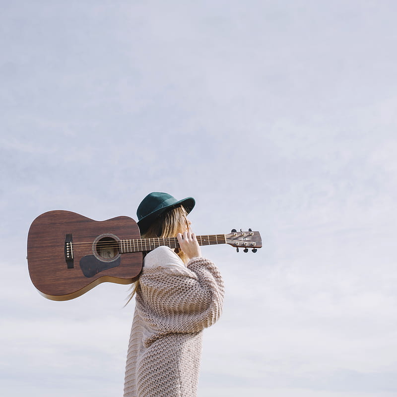 woman carrying brown acoustic guitar, HD phone wallpaper