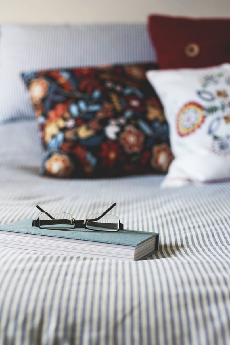 eyeglasses on book, HD phone wallpaper