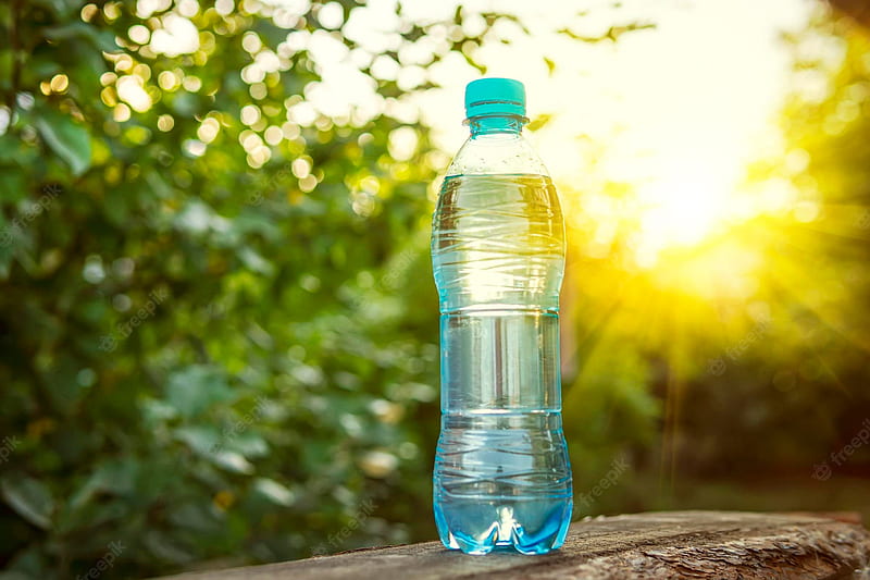 Premium . Clean water in a transparent plastic bottle on a wooden table against the background of green park in the rays of bright sunlight environmentally friendly products, HD wallpaper