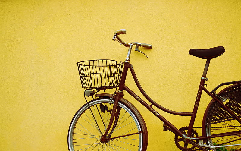 female beach cruiser bike leaning on yellow painted wall, HD wallpaper