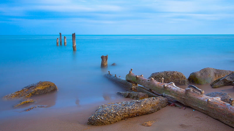 rocks and wooden pylons on a beach, beach, rocks, pylons, sea, blue, HD wallpaper