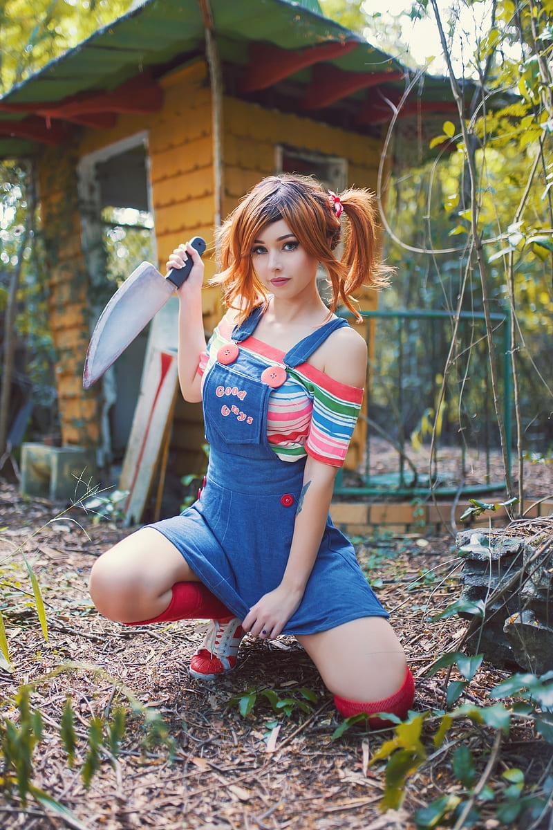 Amy Thunderbolt, women, model, dyed hair, looking at viewer, cosplay, Chucky, sneakers, knee-highs, overalls, women outdoors, squatting, knife, pigtails, Child's Play, movies, HD phone wallpaper